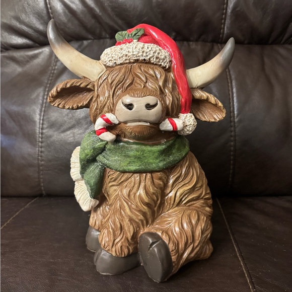 Festive Highland Cow Holiday Figurine - Picture 1 of 4